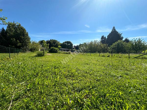 Agréable terrain constructible d'environ 360 m² à vendre à LUCEAU (72500)