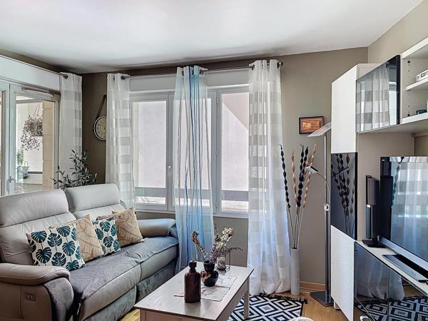 T2 en bon état avec loggia + terrasse 10mn RER