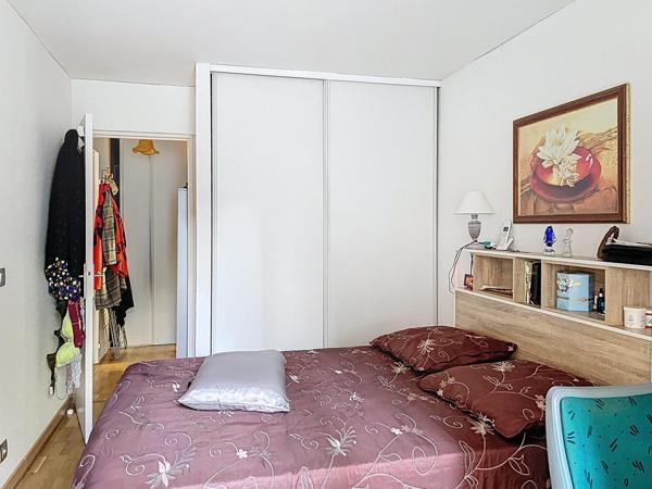 T2 en bon état avec loggia + terrasse 10mn RER