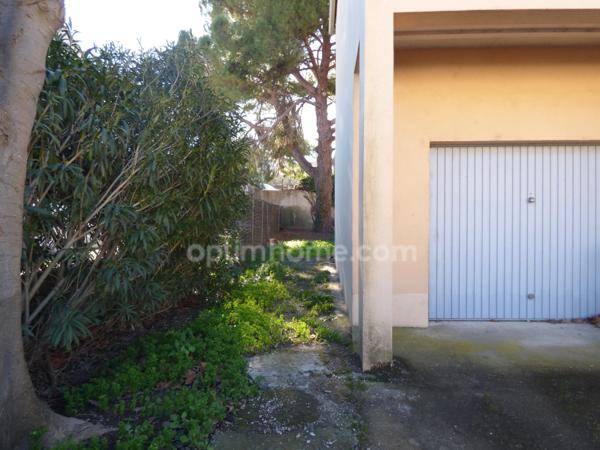 MAISON DES ANNEES 60, PROCHE CENTRE VILLE, JARDIN ET GARAGES.