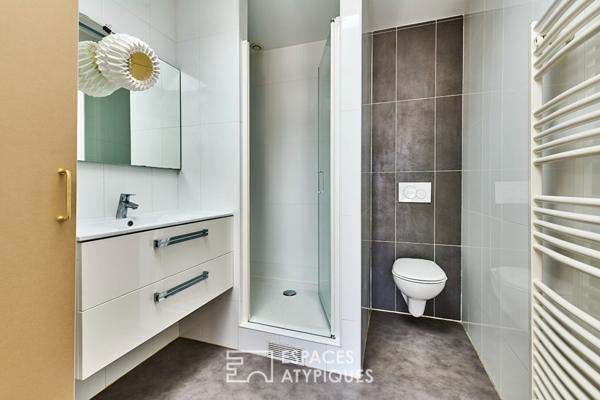 Atelier d’artiste en dernier étage avec remise à tableaux à SoPi