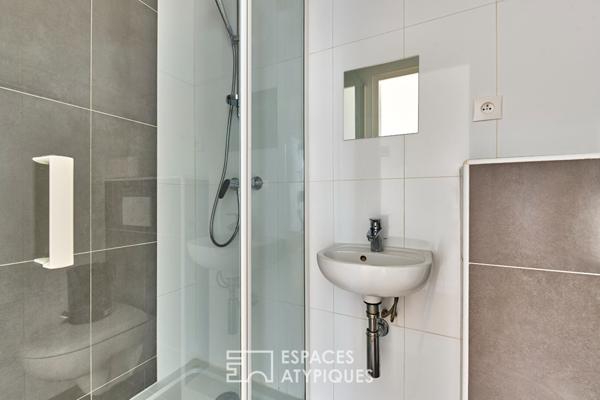 Atelier d’artiste en dernier étage avec remise à tableaux à SoPi