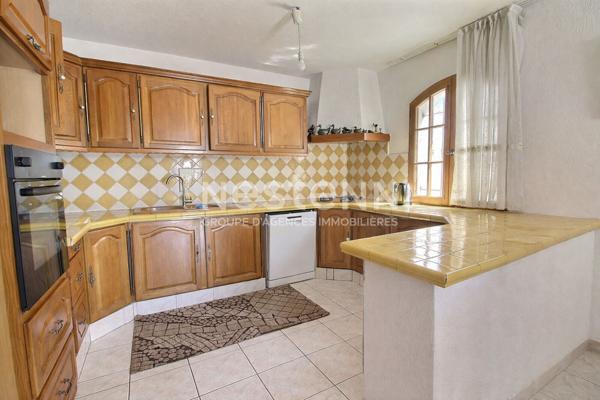 Marignane- A vendre Maison de type 5 avec 4 chambres sur une parcelle de 664m2