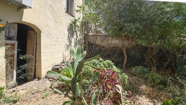 APPARTEMENT 2 CHAMBRES, CAVES, JARDIN