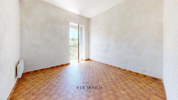 APPARTEMENT 2 CHAMBRES, CAVES, JARDIN