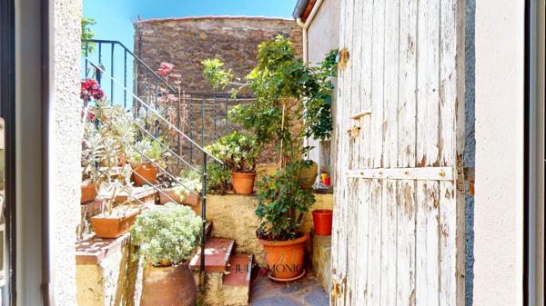 APPARTEMENT 2 CHAMBRES, CAVES, JARDIN