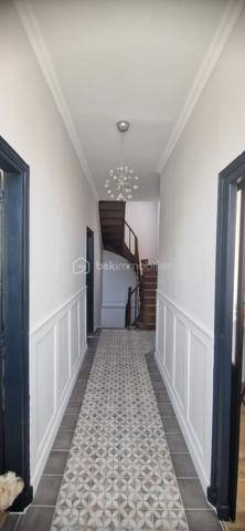 Découvrez cette maison de charme du début du XXe siècle offrant une superficie habitable de 148 m². Une très belle rénovation alliant cachet de l’ancien et confort moderne.

L’entrée s’ouvre sur un magnifique couloir desservant une cuisine indépendante aménagée. En face, un séjour spacieux et lumineux bénéficie d’une belle lumière traversante et d’une vue agréable sur le superbe jardin. Plus loin, vous trouverez des WC séparés ainsi qu’une salle de bain équipée d’une baignoire et d’une douche à l’italienne.

En demi-étage, dans l’extension, deux jolies chambres se partagent une salle d’eau. En dessous, un garage de 28 m² avec accès direct au jardin complète cet espace.

À l’étage, un palier avec placard dessert deux grandes chambres avec une légère sous-pente.

Au sous-sol, vous découvrirez une buanderie, une pièce aménagée ainsi qu’un atelier, tous chauffés. Deux pièces supplémentaires à usage de débarras offrent également un beau potentiel pour agrandir la surface habitable.

À l’extérieur, profitez d’un jardin cosy avec terrasse, idéal pour les beaux jours.

Idéalement située, cette maison bénéficie de la proximité des transports, commerces et services tout en offrant un cadre de vie paisible.