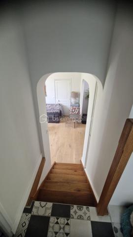 Découvrez cette maison de charme du début du XXe siècle offrant une superficie habitable de 148 m². Une très belle rénovation alliant cachet de l’ancien et confort moderne.

L’entrée s’ouvre sur un magnifique couloir desservant une cuisine indépendante aménagée. En face, un séjour spacieux et lumineux bénéficie d’une belle lumière traversante et d’une vue agréable sur le superbe jardin. Plus loin, vous trouverez des WC séparés ainsi qu’une salle de bain équipée d’une baignoire et d’une douche à l’italienne.

En demi-étage, dans l’extension, deux jolies chambres se partagent une salle d’eau. En dessous, un garage de 28 m² avec accès direct au jardin complète cet espace.

À l’étage, un palier avec placard dessert deux grandes chambres avec une légère sous-pente.

Au sous-sol, vous découvrirez une buanderie, une pièce aménagée ainsi qu’un atelier, tous chauffés. Deux pièces supplémentaires à usage de débarras offrent également un beau potentiel pour agrandir la surface habitable.

À l’extérieur, profitez d’un jardin cosy avec terrasse, idéal pour les beaux jours.

Idéalement située, cette maison bénéficie de la proximité des transports, commerces et services tout en offrant un cadre de vie paisible.