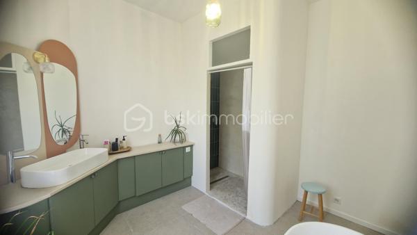 Découvrez cette maison de charme du début du XXe siècle offrant une superficie habitable de 148 m². Une très belle rénovation alliant cachet de l’ancien et confort moderne.

L’entrée s’ouvre sur un magnifique couloir desservant une cuisine indépendante aménagée. En face, un séjour spacieux et lumineux bénéficie d’une belle lumière traversante et d’une vue agréable sur le superbe jardin. Plus loin, vous trouverez des WC séparés ainsi qu’une salle de bain équipée d’une baignoire et d’une douche à l’italienne.

En demi-étage, dans l’extension, deux jolies chambres se partagent une salle d’eau. En dessous, un garage de 28 m² avec accès direct au jardin complète cet espace.

À l’étage, un palier avec placard dessert deux grandes chambres avec une légère sous-pente.

Au sous-sol, vous découvrirez une buanderie, une pièce aménagée ainsi qu’un atelier, tous chauffés. Deux pièces supplémentaires à usage de débarras offrent également un beau potentiel pour agrandir la surface habitable.

À l’extérieur, profitez d’un jardin cosy avec terrasse, idéal pour les beaux jours.

Idéalement située, cette maison bénéficie de la proximité des transports, commerces et services tout en offrant un cadre de vie paisible.