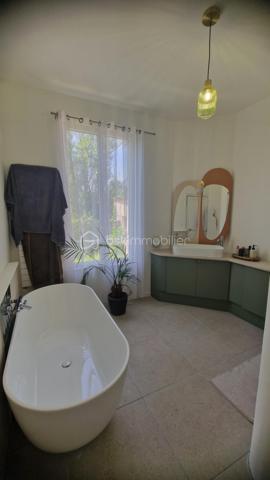 Découvrez cette maison de charme du début du XXe siècle offrant une superficie habitable de 148 m². Une très belle rénovation alliant cachet de l’ancien et confort moderne.

L’entrée s’ouvre sur un magnifique couloir desservant une cuisine indépendante aménagée. En face, un séjour spacieux et lumineux bénéficie d’une belle lumière traversante et d’une vue agréable sur le superbe jardin. Plus loin, vous trouverez des WC séparés ainsi qu’une salle de bain équipée d’une baignoire et d’une douche à l’italienne.

En demi-étage, dans l’extension, deux jolies chambres se partagent une salle d’eau. En dessous, un garage de 28 m² avec accès direct au jardin complète cet espace.

À l’étage, un palier avec placard dessert deux grandes chambres avec une légère sous-pente.

Au sous-sol, vous découvrirez une buanderie, une pièce aménagée ainsi qu’un atelier, tous chauffés. Deux pièces supplémentaires à usage de débarras offrent également un beau potentiel pour agrandir la surface habitable.

À l’extérieur, profitez d’un jardin cosy avec terrasse, idéal pour les beaux jours.

Idéalement située, cette maison bénéficie de la proximité des transports, commerces et services tout en offrant un cadre de vie paisible.