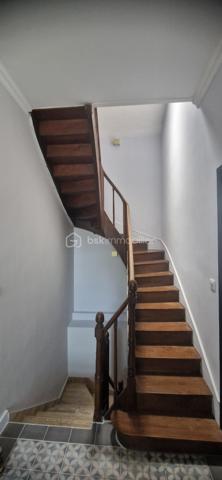 Découvrez cette maison de charme du début du XXe siècle offrant une superficie habitable de 148 m². Une très belle rénovation alliant cachet de l’ancien et confort moderne.

L’entrée s’ouvre sur un magnifique couloir desservant une cuisine indépendante aménagée. En face, un séjour spacieux et lumineux bénéficie d’une belle lumière traversante et d’une vue agréable sur le superbe jardin. Plus loin, vous trouverez des WC séparés ainsi qu’une salle de bain équipée d’une baignoire et d’une douche à l’italienne.

En demi-étage, dans l’extension, deux jolies chambres se partagent une salle d’eau. En dessous, un garage de 28 m² avec accès direct au jardin complète cet espace.

À l’étage, un palier avec placard dessert deux grandes chambres avec une légère sous-pente.

Au sous-sol, vous découvrirez une buanderie, une pièce aménagée ainsi qu’un atelier, tous chauffés. Deux pièces supplémentaires à usage de débarras offrent également un beau potentiel pour agrandir la surface habitable.

À l’extérieur, profitez d’un jardin cosy avec terrasse, idéal pour les beaux jours.

Idéalement située, cette maison bénéficie de la proximité des transports, commerces et services tout en offrant un cadre de vie paisible.