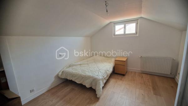 Découvrez cette maison de charme du début du XXe siècle offrant une superficie habitable de 148 m². Une très belle rénovation alliant cachet de l’ancien et confort moderne.

L’entrée s’ouvre sur un magnifique couloir desservant une cuisine indépendante aménagée. En face, un séjour spacieux et lumineux bénéficie d’une belle lumière traversante et d’une vue agréable sur le superbe jardin. Plus loin, vous trouverez des WC séparés ainsi qu’une salle de bain équipée d’une baignoire et d’une douche à l’italienne.

En demi-étage, dans l’extension, deux jolies chambres se partagent une salle d’eau. En dessous, un garage de 28 m² avec accès direct au jardin complète cet espace.

À l’étage, un palier avec placard dessert deux grandes chambres avec une légère sous-pente.

Au sous-sol, vous découvrirez une buanderie, une pièce aménagée ainsi qu’un atelier, tous chauffés. Deux pièces supplémentaires à usage de débarras offrent également un beau potentiel pour agrandir la surface habitable.

À l’extérieur, profitez d’un jardin cosy avec terrasse, idéal pour les beaux jours.

Idéalement située, cette maison bénéficie de la proximité des transports, commerces et services tout en offrant un cadre de vie paisible.