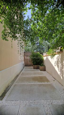 Découvrez cette maison de charme du début du XXe siècle offrant une superficie habitable de 148 m². Une très belle rénovation alliant cachet de l’ancien et confort moderne.

L’entrée s’ouvre sur un magnifique couloir desservant une cuisine indépendante aménagée. En face, un séjour spacieux et lumineux bénéficie d’une belle lumière traversante et d’une vue agréable sur le superbe jardin. Plus loin, vous trouverez des WC séparés ainsi qu’une salle de bain équipée d’une baignoire et d’une douche à l’italienne.

En demi-étage, dans l’extension, deux jolies chambres se partagent une salle d’eau. En dessous, un garage de 28 m² avec accès direct au jardin complète cet espace.

À l’étage, un palier avec placard dessert deux grandes chambres avec une légère sous-pente.

Au sous-sol, vous découvrirez une buanderie, une pièce aménagée ainsi qu’un atelier, tous chauffés. Deux pièces supplémentaires à usage de débarras offrent également un beau potentiel pour agrandir la surface habitable.

À l’extérieur, profitez d’un jardin cosy avec terrasse, idéal pour les beaux jours.

Idéalement située, cette maison bénéficie de la proximité des transports, commerces et services tout en offrant un cadre de vie paisible.