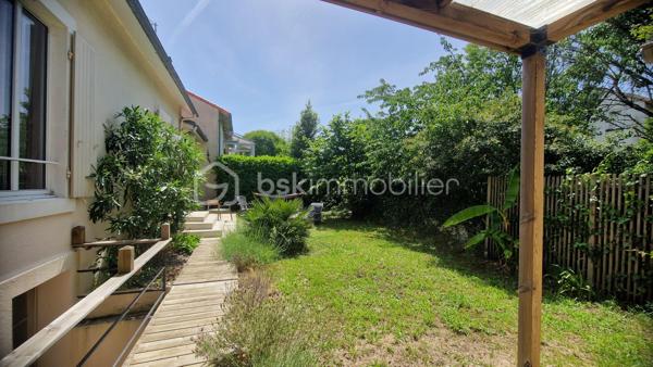 Découvrez cette maison de charme du début du XXe siècle offrant une superficie habitable de 148 m². Une très belle rénovation alliant cachet de l’ancien et confort moderne.

L’entrée s’ouvre sur un magnifique couloir desservant une cuisine indépendante aménagée. En face, un séjour spacieux et lumineux bénéficie d’une belle lumière traversante et d’une vue agréable sur le superbe jardin. Plus loin, vous trouverez des WC séparés ainsi qu’une salle de bain équipée d’une baignoire et d’une douche à l’italienne.

En demi-étage, dans l’extension, deux jolies chambres se partagent une salle d’eau. En dessous, un garage de 28 m² avec accès direct au jardin complète cet espace.

À l’étage, un palier avec placard dessert deux grandes chambres avec une légère sous-pente.

Au sous-sol, vous découvrirez une buanderie, une pièce aménagée ainsi qu’un atelier, tous chauffés. Deux pièces supplémentaires à usage de débarras offrent également un beau potentiel pour agrandir la surface habitable.

À l’extérieur, profitez d’un jardin cosy avec terrasse, idéal pour les beaux jours.

Idéalement située, cette maison bénéficie de la proximité des transports, commerces et services tout en offrant un cadre de vie paisible.