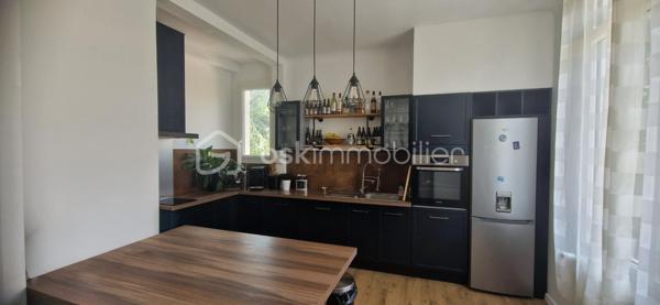 Découvrez cette maison de charme du début du XXe siècle offrant une superficie habitable de 148 m². Une très belle rénovation alliant cachet de l’ancien et confort moderne.

L’entrée s’ouvre sur un magnifique couloir desservant une cuisine indépendante aménagée. En face, un séjour spacieux et lumineux bénéficie d’une belle lumière traversante et d’une vue agréable sur le superbe jardin. Plus loin, vous trouverez des WC séparés ainsi qu’une salle de bain équipée d’une baignoire et d’une douche à l’italienne.

En demi-étage, dans l’extension, deux jolies chambres se partagent une salle d’eau. En dessous, un garage de 28 m² avec accès direct au jardin complète cet espace.

À l’étage, un palier avec placard dessert deux grandes chambres avec une légère sous-pente.

Au sous-sol, vous découvrirez une buanderie, une pièce aménagée ainsi qu’un atelier, tous chauffés. Deux pièces supplémentaires à usage de débarras offrent également un beau potentiel pour agrandir la surface habitable.

À l’extérieur, profitez d’un jardin cosy avec terrasse, idéal pour les beaux jours.

Idéalement située, cette maison bénéficie de la proximité des transports, commerces et services tout en offrant un cadre de vie paisible.
