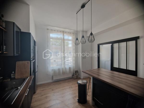 Découvrez cette maison de charme du début du XXe siècle offrant une superficie habitable de 148 m². Une très belle rénovation alliant cachet de l’ancien et confort moderne.

L’entrée s’ouvre sur un magnifique couloir desservant une cuisine indépendante aménagée. En face, un séjour spacieux et lumineux bénéficie d’une belle lumière traversante et d’une vue agréable sur le superbe jardin. Plus loin, vous trouverez des WC séparés ainsi qu’une salle de bain équipée d’une baignoire et d’une douche à l’italienne.

En demi-étage, dans l’extension, deux jolies chambres se partagent une salle d’eau. En dessous, un garage de 28 m² avec accès direct au jardin complète cet espace.

À l’étage, un palier avec placard dessert deux grandes chambres avec une légère sous-pente.

Au sous-sol, vous découvrirez une buanderie, une pièce aménagée ainsi qu’un atelier, tous chauffés. Deux pièces supplémentaires à usage de débarras offrent également un beau potentiel pour agrandir la surface habitable.

À l’extérieur, profitez d’un jardin cosy avec terrasse, idéal pour les beaux jours.

Idéalement située, cette maison bénéficie de la proximité des transports, commerces et services tout en offrant un cadre de vie paisible.