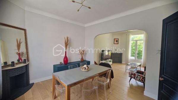 Découvrez cette maison de charme du début du XXe siècle offrant une superficie habitable de 148 m². Une très belle rénovation alliant cachet de l’ancien et confort moderne.

L’entrée s’ouvre sur un magnifique couloir desservant une cuisine indépendante aménagée. En face, un séjour spacieux et lumineux bénéficie d’une belle lumière traversante et d’une vue agréable sur le superbe jardin. Plus loin, vous trouverez des WC séparés ainsi qu’une salle de bain équipée d’une baignoire et d’une douche à l’italienne.

En demi-étage, dans l’extension, deux jolies chambres se partagent une salle d’eau. En dessous, un garage de 28 m² avec accès direct au jardin complète cet espace.

À l’étage, un palier avec placard dessert deux grandes chambres avec une légère sous-pente.

Au sous-sol, vous découvrirez une buanderie, une pièce aménagée ainsi qu’un atelier, tous chauffés. Deux pièces supplémentaires à usage de débarras offrent également un beau potentiel pour agrandir la surface habitable.

À l’extérieur, profitez d’un jardin cosy avec terrasse, idéal pour les beaux jours.

Idéalement située, cette maison bénéficie de la proximité des transports, commerces et services tout en offrant un cadre de vie paisible.