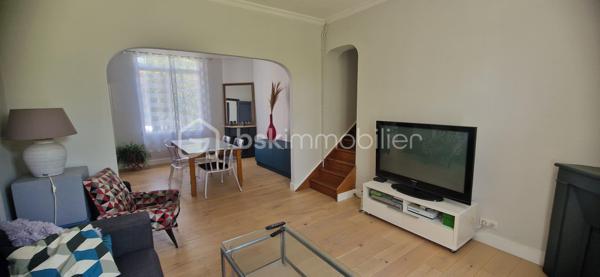 Découvrez cette maison de charme du début du XXe siècle offrant une superficie habitable de 148 m². Une très belle rénovation alliant cachet de l’ancien et confort moderne.

L’entrée s’ouvre sur un magnifique couloir desservant une cuisine indépendante aménagée. En face, un séjour spacieux et lumineux bénéficie d’une belle lumière traversante et d’une vue agréable sur le superbe jardin. Plus loin, vous trouverez des WC séparés ainsi qu’une salle de bain équipée d’une baignoire et d’une douche à l’italienne.

En demi-étage, dans l’extension, deux jolies chambres se partagent une salle d’eau. En dessous, un garage de 28 m² avec accès direct au jardin complète cet espace.

À l’étage, un palier avec placard dessert deux grandes chambres avec une légère sous-pente.

Au sous-sol, vous découvrirez une buanderie, une pièce aménagée ainsi qu’un atelier, tous chauffés. Deux pièces supplémentaires à usage de débarras offrent également un beau potentiel pour agrandir la surface habitable.

À l’extérieur, profitez d’un jardin cosy avec terrasse, idéal pour les beaux jours.

Idéalement située, cette maison bénéficie de la proximité des transports, commerces et services tout en offrant un cadre de vie paisible.