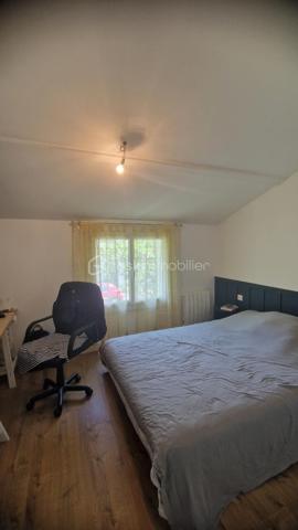 Découvrez cette maison de charme du début du XXe siècle offrant une superficie habitable de 148 m². Une très belle rénovation alliant cachet de l’ancien et confort moderne.

L’entrée s’ouvre sur un magnifique couloir desservant une cuisine indépendante aménagée. En face, un séjour spacieux et lumineux bénéficie d’une belle lumière traversante et d’une vue agréable sur le superbe jardin. Plus loin, vous trouverez des WC séparés ainsi qu’une salle de bain équipée d’une baignoire et d’une douche à l’italienne.

En demi-étage, dans l’extension, deux jolies chambres se partagent une salle d’eau. En dessous, un garage de 28 m² avec accès direct au jardin complète cet espace.

À l’étage, un palier avec placard dessert deux grandes chambres avec une légère sous-pente.

Au sous-sol, vous découvrirez une buanderie, une pièce aménagée ainsi qu’un atelier, tous chauffés. Deux pièces supplémentaires à usage de débarras offrent également un beau potentiel pour agrandir la surface habitable.

À l’extérieur, profitez d’un jardin cosy avec terrasse, idéal pour les beaux jours.

Idéalement située, cette maison bénéficie de la proximité des transports, commerces et services tout en offrant un cadre de vie paisible.