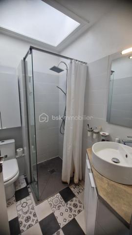 Découvrez cette maison de charme du début du XXe siècle offrant une superficie habitable de 148 m². Une très belle rénovation alliant cachet de l’ancien et confort moderne.

L’entrée s’ouvre sur un magnifique couloir desservant une cuisine indépendante aménagée. En face, un séjour spacieux et lumineux bénéficie d’une belle lumière traversante et d’une vue agréable sur le superbe jardin. Plus loin, vous trouverez des WC séparés ainsi qu’une salle de bain équipée d’une baignoire et d’une douche à l’italienne.

En demi-étage, dans l’extension, deux jolies chambres se partagent une salle d’eau. En dessous, un garage de 28 m² avec accès direct au jardin complète cet espace.

À l’étage, un palier avec placard dessert deux grandes chambres avec une légère sous-pente.

Au sous-sol, vous découvrirez une buanderie, une pièce aménagée ainsi qu’un atelier, tous chauffés. Deux pièces supplémentaires à usage de débarras offrent également un beau potentiel pour agrandir la surface habitable.

À l’extérieur, profitez d’un jardin cosy avec terrasse, idéal pour les beaux jours.

Idéalement située, cette maison bénéficie de la proximité des transports, commerces et services tout en offrant un cadre de vie paisible.