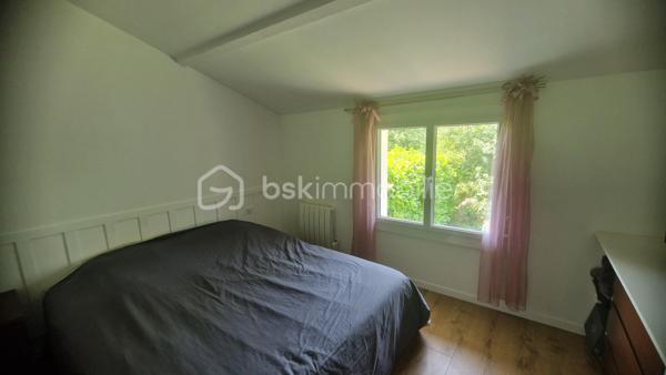 Découvrez cette maison de charme du début du XXe siècle offrant une superficie habitable de 148 m². Une très belle rénovation alliant cachet de l’ancien et confort moderne.

L’entrée s’ouvre sur un magnifique couloir desservant une cuisine indépendante aménagée. En face, un séjour spacieux et lumineux bénéficie d’une belle lumière traversante et d’une vue agréable sur le superbe jardin. Plus loin, vous trouverez des WC séparés ainsi qu’une salle de bain équipée d’une baignoire et d’une douche à l’italienne.

En demi-étage, dans l’extension, deux jolies chambres se partagent une salle d’eau. En dessous, un garage de 28 m² avec accès direct au jardin complète cet espace.

À l’étage, un palier avec placard dessert deux grandes chambres avec une légère sous-pente.

Au sous-sol, vous découvrirez une buanderie, une pièce aménagée ainsi qu’un atelier, tous chauffés. Deux pièces supplémentaires à usage de débarras offrent également un beau potentiel pour agrandir la surface habitable.

À l’extérieur, profitez d’un jardin cosy avec terrasse, idéal pour les beaux jours.

Idéalement située, cette maison bénéficie de la proximité des transports, commerces et services tout en offrant un cadre de vie paisible.