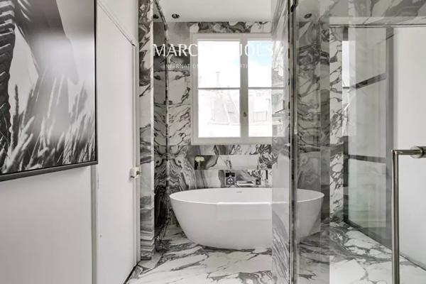 Paris 8 Pont de l’Alma : appartement luxe vue dégagée et balcon filant