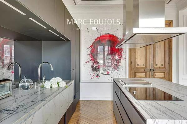 Paris 8 Pont de l’Alma : appartement luxe vue dégagée et balcon filant