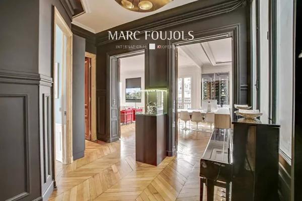 Paris 8 Pont de l’Alma : appartement luxe vue dégagée et balcon filant