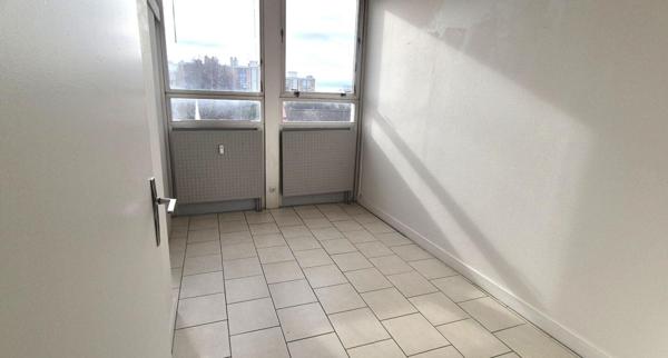 Bel Appartement Résidentiel de 72 m² avec Ascenseur, Hall d'entrée sécurisé, Interphone, Local technique et Terrain clos, sécurisé et paysager de 4810 m²