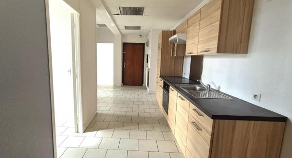 Bel Appartement Résidentiel de 72 m² avec Ascenseur, Hall d'entrée sécurisé, Interphone, Local technique et Terrain clos, sécurisé et paysager de 4810 m²