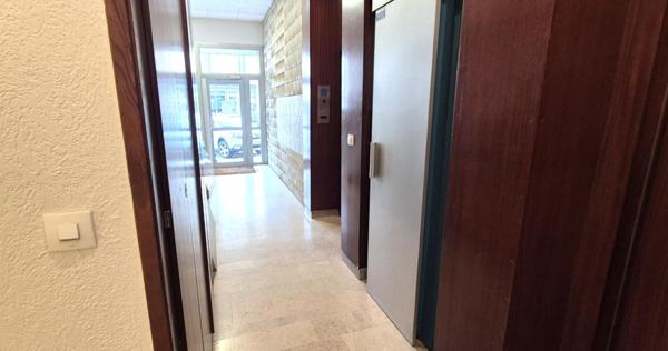 Bel Appartement Résidentiel de 72 m² avec Ascenseur, Hall d'entrée sécurisé, Interphone, Local technique et Terrain clos, sécurisé et paysager de 4810 m²