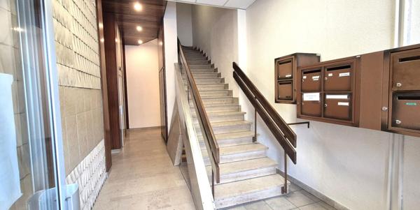 Bel Appartement Résidentiel de 72 m² avec Ascenseur, Hall d'entrée sécurisé, Interphone, Local technique et Terrain clos, sécurisé et paysager de 4810 m²