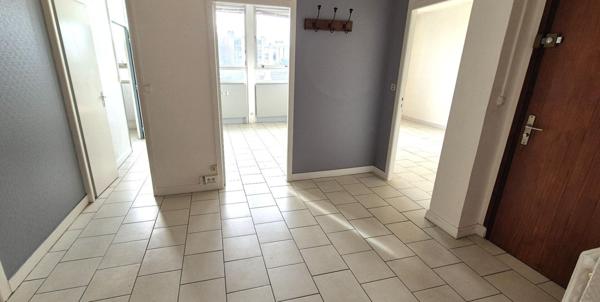 Bel Appartement Résidentiel de 72 m² avec Ascenseur, Hall d'entrée sécurisé, Interphone, Local technique et Terrain clos, sécurisé et paysager de 4810 m²