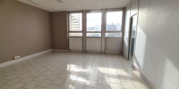 Bel Appartement Résidentiel de 72 m² avec Ascenseur, Hall d'entrée sécurisé, Interphone, Local technique et Terrain clos, sécurisé et paysager de 4810 m²