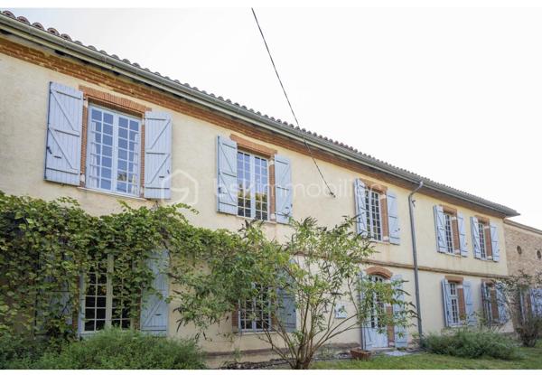 Anna Morra vous propose à Aussonne, dans un environnement calme et recherché, ce bel appartement T4 de 82,40 m² avec jardinet privatif, situé au rez-de-chaussée d’une bâtisse de caractère entièrement réhabilitée.

Ce bien offre un cadre de vie idéal, alliant charme de l’ancien et confort moderne.

L’entrée ouvre sur une agréable pièce de vie d’environ 25 m² avec cuisine ouverte aménagée et accès direct au jardinet privatif. Une première chambre complète l’espace jour.

L’espace nuit se compose d’un grand dégagement desservant deux belles chambres de 13,50 m² et 14,40 m², une salle d’eau équipée d’un meuble double vasque et d’une douche, ainsi qu’un WC indépendant.

À l’extérieur, vous profiterez d’un jardinet privatif de plus de 45 m², idéal pour partager des moments conviviaux en famille ou entre amis.

Le logement sera livré clé en main avec des prestations modernes et de qualité : isolation complète des murs et de la toiture, menuiseries neuves PVC ou aluminium, électricité conforme NF C 15-100, fibre optique, cuisine équipée, salle d’eau aménagée, parquet dans les pièces de vie, carrelage dans les pièces humides, Velux motorisés selon les lots et pré-équipement pour climatisation réversible.
 Les extérieurs bénéficieront également d’un point d’eau, d’une prise électrique et d’un éclairage.

Afin de répondre pleinement à vos attentes, plusieurs options et prestations personnalisables pourront être proposées en supplément afin de créer un intérieur à votre image.

Performance énergétique visée : DPE B.

Situé au sein d’une copropriété intimiste de 12 logements, ce bien bénéficie de deux places de stationnement, d’un environnement sécurisé et d’un cadre de vie agréable et résidentiel.

Livraison prévisionnelle : début 2027.

Assurance Dommages-Ouvrage et garanties décennales 

Un bien idéal pour une résidence principale ou un investissement patrimonial de qualité.