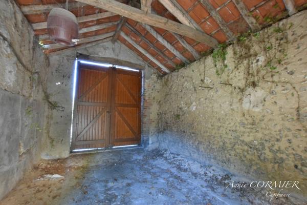A vendre Maison en pierres 4 pièces, terrain d'environ 1000 m2.