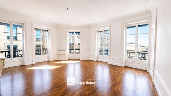 Bureaux à louer Lyon 1er emplacement central proche transports en commun