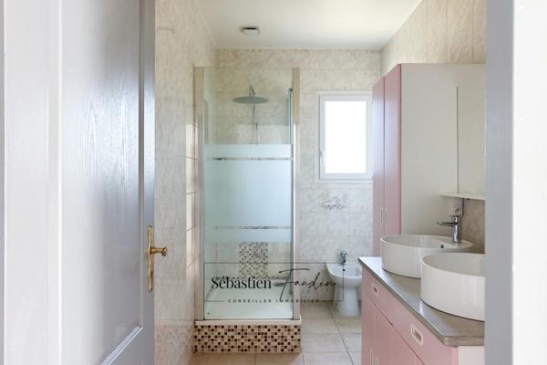 Ensemble immobilier à vendre à BOUC BEL AIR (13) - deux logements - grande parcelle - piscine et pool house - grand garage en sous-sol