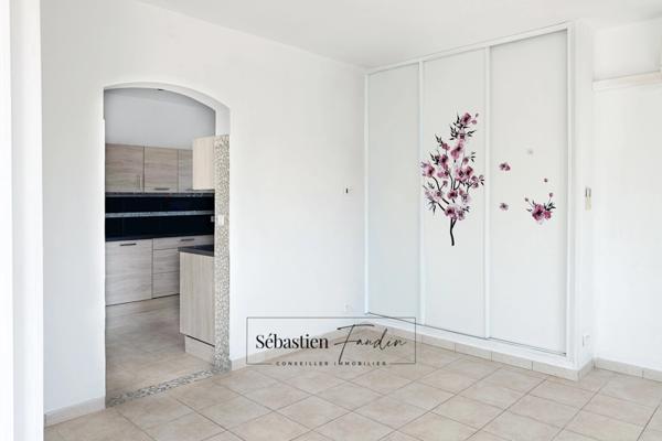 Ensemble immobilier à vendre à BOUC BEL AIR (13) - deux logements - grande parcelle - piscine et pool house - grand garage en sous-sol