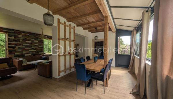 Cadre de vie idéal et potentiel patrimonial exceptionnel. Cette maison de 130m² sur 23 ares dont 15 constructibles conjugue sérénité absolue en pleine nature et opportunité d'investissement rare à seulement 10 min de Rosheim et d'Obernai

Le rez-de-chaussée s'articule harmonieusement autour d'une véranda baignée de lumière, un salon généreux avec une cheminée, une cuisine fonctionnelle avec piano, une salle de bain complète avec douche, baignoire et WC, un bureau parfait pour le télétravail et un dégagement. 
À l'étage, deux chambres lumineuses, dont une avec une mezzanine, un débarras pratique et une suite parentale avec salle de bain privative et dressing offrent un espace nuit pensé pour le confort absolu. L'agencement intelligent maximise chaque mètre carré tout en préservant les volumes généreux.

Propriété d'exception dotée de nombreuses annexes : deux garages fermés de 21m² chacun, un carport de 35m², deux caves de 15m² chacune pour stockage optimal.
L'atout majeur réside dans le terrain de 23 ares entièrement clôturés dont 15 ares constructibles, offrant des perspectives d'agrandissement, division parcellaire, construction seconde habitation ou investissement locatif. 

Implantée en pleine nature sur les hauteurs de Mollkirch, cette propriété bénéficie d'un environnement forestier préservé avec accès immédiat aux sentiers de randonnée.
Les commodités : école primaire et boulangerie sur la commune, commerces et gare à Urmatt-Rosheim-Obernai-Molsheim ( entre 10 et 15min )
Secteur recherché pour qualité de vie, investissement sécurisé dans zone naturelle protégée où l'urbanisation reste maîtrisée.

Un bien ça se visite, ça se ressent : venez découvrir sur place ce potentiel unique où votre projet de vie rencontre votre stratégie patrimoniale.