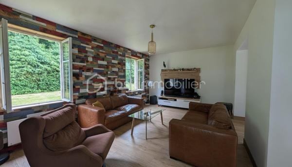 Cadre de vie idéal et potentiel patrimonial exceptionnel. Cette maison de 130m² sur 23 ares dont 15 constructibles conjugue sérénité absolue en pleine nature et opportunité d'investissement rare à seulement 10 min de Rosheim et d'Obernai

Le rez-de-chaussée s'articule harmonieusement autour d'une véranda baignée de lumière, un salon généreux avec une cheminée, une cuisine fonctionnelle avec piano, une salle de bain complète avec douche, baignoire et WC, un bureau parfait pour le télétravail et un dégagement. 
À l'étage, deux chambres lumineuses, dont une avec une mezzanine, un débarras pratique et une suite parentale avec salle de bain privative et dressing offrent un espace nuit pensé pour le confort absolu. L'agencement intelligent maximise chaque mètre carré tout en préservant les volumes généreux.

Propriété d'exception dotée de nombreuses annexes : deux garages fermés de 21m² chacun, un carport de 35m², deux caves de 15m² chacune pour stockage optimal.
L'atout majeur réside dans le terrain de 23 ares entièrement clôturés dont 15 ares constructibles, offrant des perspectives d'agrandissement, division parcellaire, construction seconde habitation ou investissement locatif. 

Implantée en pleine nature sur les hauteurs de Mollkirch, cette propriété bénéficie d'un environnement forestier préservé avec accès immédiat aux sentiers de randonnée.
Les commodités : école primaire et boulangerie sur la commune, commerces et gare à Urmatt-Rosheim-Obernai-Molsheim ( entre 10 et 15min )
Secteur recherché pour qualité de vie, investissement sécurisé dans zone naturelle protégée où l'urbanisation reste maîtrisée.

Un bien ça se visite, ça se ressent : venez découvrir sur place ce potentiel unique où votre projet de vie rencontre votre stratégie patrimoniale.