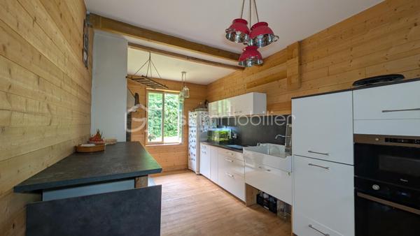 Cadre de vie idéal et potentiel patrimonial exceptionnel. Cette maison de 130m² sur 23 ares dont 15 constructibles conjugue sérénité absolue en pleine nature et opportunité d'investissement rare à seulement 10 min de Rosheim et d'Obernai

Le rez-de-chaussée s'articule harmonieusement autour d'une véranda baignée de lumière, un salon généreux avec une cheminée, une cuisine fonctionnelle avec piano, une salle de bain complète avec douche, baignoire et WC, un bureau parfait pour le télétravail et un dégagement. 
À l'étage, deux chambres lumineuses, dont une avec une mezzanine, un débarras pratique et une suite parentale avec salle de bain privative et dressing offrent un espace nuit pensé pour le confort absolu. L'agencement intelligent maximise chaque mètre carré tout en préservant les volumes généreux.

Propriété d'exception dotée de nombreuses annexes : deux garages fermés de 21m² chacun, un carport de 35m², deux caves de 15m² chacune pour stockage optimal.
L'atout majeur réside dans le terrain de 23 ares entièrement clôturés dont 15 ares constructibles, offrant des perspectives d'agrandissement, division parcellaire, construction seconde habitation ou investissement locatif. 

Implantée en pleine nature sur les hauteurs de Mollkirch, cette propriété bénéficie d'un environnement forestier préservé avec accès immédiat aux sentiers de randonnée.
Les commodités : école primaire et boulangerie sur la commune, commerces et gare à Urmatt-Rosheim-Obernai-Molsheim ( entre 10 et 15min )
Secteur recherché pour qualité de vie, investissement sécurisé dans zone naturelle protégée où l'urbanisation reste maîtrisée.

Un bien ça se visite, ça se ressent : venez découvrir sur place ce potentiel unique où votre projet de vie rencontre votre stratégie patrimoniale.
