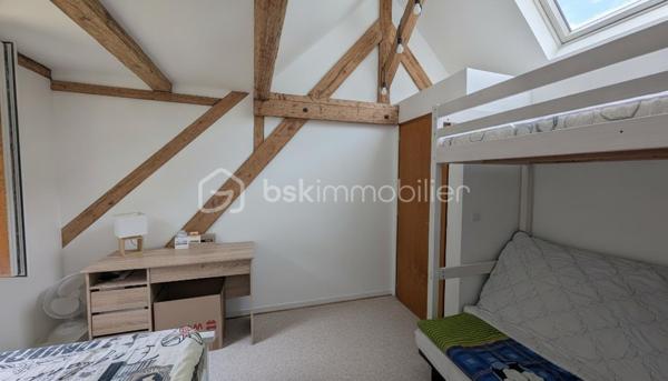 Cadre de vie idéal et potentiel patrimonial exceptionnel. Cette maison de 130m² sur 23 ares dont 15 constructibles conjugue sérénité absolue en pleine nature et opportunité d'investissement rare à seulement 10 min de Rosheim et d'Obernai

Le rez-de-chaussée s'articule harmonieusement autour d'une véranda baignée de lumière, un salon généreux avec une cheminée, une cuisine fonctionnelle avec piano, une salle de bain complète avec douche, baignoire et WC, un bureau parfait pour le télétravail et un dégagement. 
À l'étage, deux chambres lumineuses, dont une avec une mezzanine, un débarras pratique et une suite parentale avec salle de bain privative et dressing offrent un espace nuit pensé pour le confort absolu. L'agencement intelligent maximise chaque mètre carré tout en préservant les volumes généreux.

Propriété d'exception dotée de nombreuses annexes : deux garages fermés de 21m² chacun, un carport de 35m², deux caves de 15m² chacune pour stockage optimal.
L'atout majeur réside dans le terrain de 23 ares entièrement clôturés dont 15 ares constructibles, offrant des perspectives d'agrandissement, division parcellaire, construction seconde habitation ou investissement locatif. 

Implantée en pleine nature sur les hauteurs de Mollkirch, cette propriété bénéficie d'un environnement forestier préservé avec accès immédiat aux sentiers de randonnée.
Les commodités : école primaire et boulangerie sur la commune, commerces et gare à Urmatt-Rosheim-Obernai-Molsheim ( entre 10 et 15min )
Secteur recherché pour qualité de vie, investissement sécurisé dans zone naturelle protégée où l'urbanisation reste maîtrisée.

Un bien ça se visite, ça se ressent : venez découvrir sur place ce potentiel unique où votre projet de vie rencontre votre stratégie patrimoniale.