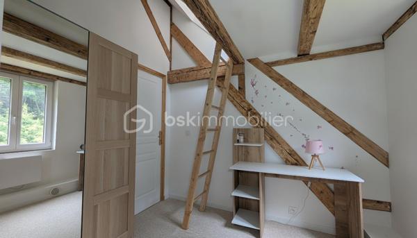 Cadre de vie idéal et potentiel patrimonial exceptionnel. Cette maison de 130m² sur 23 ares dont 15 constructibles conjugue sérénité absolue en pleine nature et opportunité d'investissement rare à seulement 10 min de Rosheim et d'Obernai

Le rez-de-chaussée s'articule harmonieusement autour d'une véranda baignée de lumière, un salon généreux avec une cheminée, une cuisine fonctionnelle avec piano, une salle de bain complète avec douche, baignoire et WC, un bureau parfait pour le télétravail et un dégagement. 
À l'étage, deux chambres lumineuses, dont une avec une mezzanine, un débarras pratique et une suite parentale avec salle de bain privative et dressing offrent un espace nuit pensé pour le confort absolu. L'agencement intelligent maximise chaque mètre carré tout en préservant les volumes généreux.

Propriété d'exception dotée de nombreuses annexes : deux garages fermés de 21m² chacun, un carport de 35m², deux caves de 15m² chacune pour stockage optimal.
L'atout majeur réside dans le terrain de 23 ares entièrement clôturés dont 15 ares constructibles, offrant des perspectives d'agrandissement, division parcellaire, construction seconde habitation ou investissement locatif. 

Implantée en pleine nature sur les hauteurs de Mollkirch, cette propriété bénéficie d'un environnement forestier préservé avec accès immédiat aux sentiers de randonnée.
Les commodités : école primaire et boulangerie sur la commune, commerces et gare à Urmatt-Rosheim-Obernai-Molsheim ( entre 10 et 15min )
Secteur recherché pour qualité de vie, investissement sécurisé dans zone naturelle protégée où l'urbanisation reste maîtrisée.

Un bien ça se visite, ça se ressent : venez découvrir sur place ce potentiel unique où votre projet de vie rencontre votre stratégie patrimoniale.