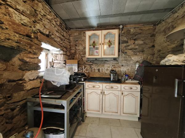 À l'entrée du village pittoresque de Faugères, au cœur d'un environnement réputé pour son vignoble AOP et sa qualité de vie, découvrez cette authentique maison en pierre de 179 m² habitables, organisée autour d'un agréable patio intérieur.
La propriété offre une configuration rare avec deux espaces de vie communicants : une habitation principale pleine de charme et une suite indépendante avec espace bien-être, idéale pour accueillir famille, amis, exercer une activité touristique ou créer un espace dédié au télétravail ou à une profession libérale.

L'habitation principale
L'entrée s'ouvre sur une spacieuse cuisine de 23 m², équipée d'une climatisation réversible et d'un poêle à granulés.
Elle mène à un superbe salon de 36 m², aménagé dans une ancienne écurie. Son plafond voûté, sa belle hauteur sous plafond et sa grande baie vitrée ouverte sur le patio lui confèrent un caractère unique.
Un WC indépendant complète le rez-de-chaussée, ainsi qu'un accès direct au garage de 35 m² équipé d'une porte motorisée.
À l'étage, une première chambre de 20,5 m² avec dressing (actuellement aménagée en bureau) précède une agréable suite parentale de 23,8 m² avec salle d'eau, double vasque, WC indépendant et climatisation.

La suite indépendante bien-être
Communicante avec la maison tout en bénéficiant d'un accès par le patio, cette seconde partie de la propriété comprend :
un salon / salle à manger de 33,65 m² avec climatisation et poêle à granulés ;
un WC indépendant ;
une vaste suite d'environ 40 m² avec salle d'eau ;
un jacuzzi privatif ;
un sauna dans une pièce attenante ;
une terrasse privée de 8 m².

Cet espace peut accueillir une activité de location saisonnière, recevoir famille et amis en toute autonomie ou encore être intégré à l'habitation principale.

Un extérieur intimiste
Véritable cœur de la maison, le patio de 31 m², à l'abri des regards, est accessible depuis les deux espaces de vie, le garage et la rue située à l'arrière de la propriété.
Il dispose d'une cuisine d'été de 5,6 m² ainsi que d'une buanderie de 5 m², parfaites pour profiter pleinement des beaux jours.

Les atouts
179 m² habitables
Deux espaces de vie communicants
Suite indépendante avec jacuzzi et sauna
Ancienne écurie rénovée avec salon voûté
Patio de 31 m²
Garage de 35 m²
Cuisine d'été
Climatisations réversibles
Deux poêles à granulés
Fibre optique
Faible taxe foncière 

Faugères offre un cadre de vie recherché entre vignobles et nature, avec école, commerces de proximité, restaurants et domaines viticoles. Béziers, Pézenas, les plages méditerranéennes et le Parc naturel régional du Haut-Languedoc sont rapidement accessibles.

Prix : 290 000 € HAI