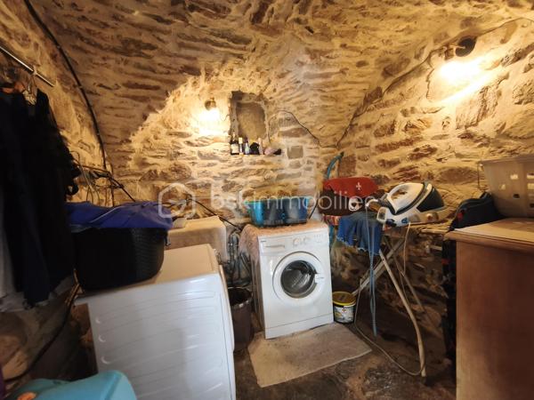 À l'entrée du village pittoresque de Faugères, au cœur d'un environnement réputé pour son vignoble AOP et sa qualité de vie, découvrez cette authentique maison en pierre de 179 m² habitables, organisée autour d'un agréable patio intérieur.
La propriété offre une configuration rare avec deux espaces de vie communicants : une habitation principale pleine de charme et une suite indépendante avec espace bien-être, idéale pour accueillir famille, amis, exercer une activité touristique ou créer un espace dédié au télétravail ou à une profession libérale.

L'habitation principale
L'entrée s'ouvre sur une spacieuse cuisine de 23 m², équipée d'une climatisation réversible et d'un poêle à granulés.
Elle mène à un superbe salon de 36 m², aménagé dans une ancienne écurie. Son plafond voûté, sa belle hauteur sous plafond et sa grande baie vitrée ouverte sur le patio lui confèrent un caractère unique.
Un WC indépendant complète le rez-de-chaussée, ainsi qu'un accès direct au garage de 35 m² équipé d'une porte motorisée.
À l'étage, une première chambre de 20,5 m² avec dressing (actuellement aménagée en bureau) précède une agréable suite parentale de 23,8 m² avec salle d'eau, double vasque, WC indépendant et climatisation.

La suite indépendante bien-être
Communicante avec la maison tout en bénéficiant d'un accès par le patio, cette seconde partie de la propriété comprend :
un salon / salle à manger de 33,65 m² avec climatisation et poêle à granulés ;
un WC indépendant ;
une vaste suite d'environ 40 m² avec salle d'eau ;
un jacuzzi privatif ;
un sauna dans une pièce attenante ;
une terrasse privée de 8 m².

Cet espace peut accueillir une activité de location saisonnière, recevoir famille et amis en toute autonomie ou encore être intégré à l'habitation principale.

Un extérieur intimiste
Véritable cœur de la maison, le patio de 31 m², à l'abri des regards, est accessible depuis les deux espaces de vie, le garage et la rue située à l'arrière de la propriété.
Il dispose d'une cuisine d'été de 5,6 m² ainsi que d'une buanderie de 5 m², parfaites pour profiter pleinement des beaux jours.

Les atouts
179 m² habitables
Deux espaces de vie communicants
Suite indépendante avec jacuzzi et sauna
Ancienne écurie rénovée avec salon voûté
Patio de 31 m²
Garage de 35 m²
Cuisine d'été
Climatisations réversibles
Deux poêles à granulés
Fibre optique
Faible taxe foncière 

Faugères offre un cadre de vie recherché entre vignobles et nature, avec école, commerces de proximité, restaurants et domaines viticoles. Béziers, Pézenas, les plages méditerranéennes et le Parc naturel régional du Haut-Languedoc sont rapidement accessibles.

Prix : 290 000 € HAI