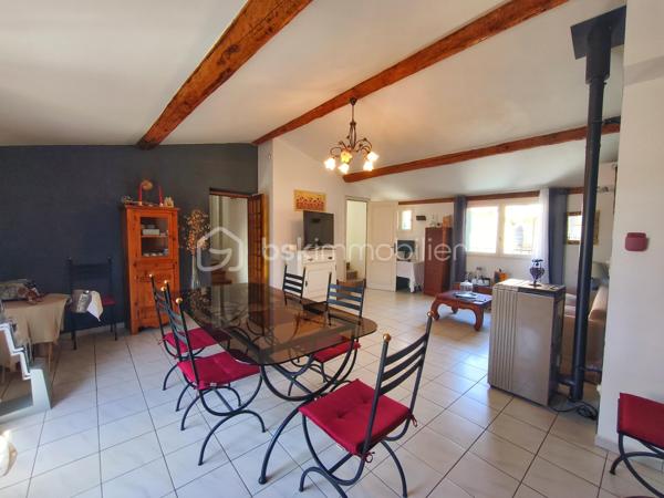 À l'entrée du village pittoresque de Faugères, au cœur d'un environnement réputé pour son vignoble AOP et sa qualité de vie, découvrez cette authentique maison en pierre de 179 m² habitables, organisée autour d'un agréable patio intérieur.
La propriété offre une configuration rare avec deux espaces de vie communicants : une habitation principale pleine de charme et une suite indépendante avec espace bien-être, idéale pour accueillir famille, amis, exercer une activité touristique ou créer un espace dédié au télétravail ou à une profession libérale.

L'habitation principale
L'entrée s'ouvre sur une spacieuse cuisine de 23 m², équipée d'une climatisation réversible et d'un poêle à granulés.
Elle mène à un superbe salon de 36 m², aménagé dans une ancienne écurie. Son plafond voûté, sa belle hauteur sous plafond et sa grande baie vitrée ouverte sur le patio lui confèrent un caractère unique.
Un WC indépendant complète le rez-de-chaussée, ainsi qu'un accès direct au garage de 35 m² équipé d'une porte motorisée.
À l'étage, une première chambre de 20,5 m² avec dressing (actuellement aménagée en bureau) précède une agréable suite parentale de 23,8 m² avec salle d'eau, double vasque, WC indépendant et climatisation.

La suite indépendante bien-être
Communicante avec la maison tout en bénéficiant d'un accès par le patio, cette seconde partie de la propriété comprend :
un salon / salle à manger de 33,65 m² avec climatisation et poêle à granulés ;
un WC indépendant ;
une vaste suite d'environ 40 m² avec salle d'eau ;
un jacuzzi privatif ;
un sauna dans une pièce attenante ;
une terrasse privée de 8 m².

Cet espace peut accueillir une activité de location saisonnière, recevoir famille et amis en toute autonomie ou encore être intégré à l'habitation principale.

Un extérieur intimiste
Véritable cœur de la maison, le patio de 31 m², à l'abri des regards, est accessible depuis les deux espaces de vie, le garage et la rue située à l'arrière de la propriété.
Il dispose d'une cuisine d'été de 5,6 m² ainsi que d'une buanderie de 5 m², parfaites pour profiter pleinement des beaux jours.

Les atouts
179 m² habitables
Deux espaces de vie communicants
Suite indépendante avec jacuzzi et sauna
Ancienne écurie rénovée avec salon voûté
Patio de 31 m²
Garage de 35 m²
Cuisine d'été
Climatisations réversibles
Deux poêles à granulés
Fibre optique
Faible taxe foncière 

Faugères offre un cadre de vie recherché entre vignobles et nature, avec école, commerces de proximité, restaurants et domaines viticoles. Béziers, Pézenas, les plages méditerranéennes et le Parc naturel régional du Haut-Languedoc sont rapidement accessibles.

Prix : 290 000 € HAI