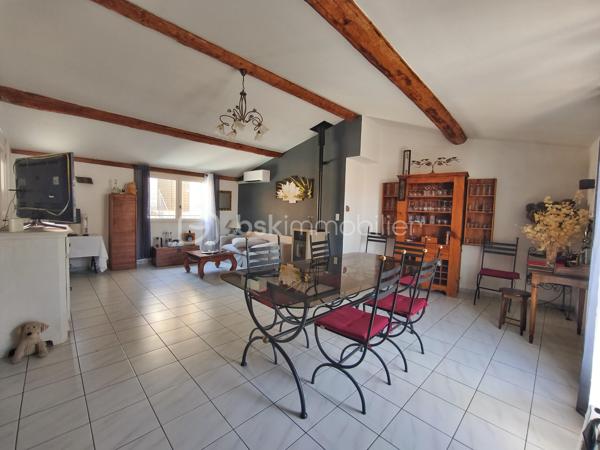 À l'entrée du village pittoresque de Faugères, au cœur d'un environnement réputé pour son vignoble AOP et sa qualité de vie, découvrez cette authentique maison en pierre de 179 m² habitables, organisée autour d'un agréable patio intérieur.
La propriété offre une configuration rare avec deux espaces de vie communicants : une habitation principale pleine de charme et une suite indépendante avec espace bien-être, idéale pour accueillir famille, amis, exercer une activité touristique ou créer un espace dédié au télétravail ou à une profession libérale.

L'habitation principale
L'entrée s'ouvre sur une spacieuse cuisine de 23 m², équipée d'une climatisation réversible et d'un poêle à granulés.
Elle mène à un superbe salon de 36 m², aménagé dans une ancienne écurie. Son plafond voûté, sa belle hauteur sous plafond et sa grande baie vitrée ouverte sur le patio lui confèrent un caractère unique.
Un WC indépendant complète le rez-de-chaussée, ainsi qu'un accès direct au garage de 35 m² équipé d'une porte motorisée.
À l'étage, une première chambre de 20,5 m² avec dressing (actuellement aménagée en bureau) précède une agréable suite parentale de 23,8 m² avec salle d'eau, double vasque, WC indépendant et climatisation.

La suite indépendante bien-être
Communicante avec la maison tout en bénéficiant d'un accès par le patio, cette seconde partie de la propriété comprend :
un salon / salle à manger de 33,65 m² avec climatisation et poêle à granulés ;
un WC indépendant ;
une vaste suite d'environ 40 m² avec salle d'eau ;
un jacuzzi privatif ;
un sauna dans une pièce attenante ;
une terrasse privée de 8 m².

Cet espace peut accueillir une activité de location saisonnière, recevoir famille et amis en toute autonomie ou encore être intégré à l'habitation principale.

Un extérieur intimiste
Véritable cœur de la maison, le patio de 31 m², à l'abri des regards, est accessible depuis les deux espaces de vie, le garage et la rue située à l'arrière de la propriété.
Il dispose d'une cuisine d'été de 5,6 m² ainsi que d'une buanderie de 5 m², parfaites pour profiter pleinement des beaux jours.

Les atouts
179 m² habitables
Deux espaces de vie communicants
Suite indépendante avec jacuzzi et sauna
Ancienne écurie rénovée avec salon voûté
Patio de 31 m²
Garage de 35 m²
Cuisine d'été
Climatisations réversibles
Deux poêles à granulés
Fibre optique
Faible taxe foncière 

Faugères offre un cadre de vie recherché entre vignobles et nature, avec école, commerces de proximité, restaurants et domaines viticoles. Béziers, Pézenas, les plages méditerranéennes et le Parc naturel régional du Haut-Languedoc sont rapidement accessibles.

Prix : 290 000 € HAI