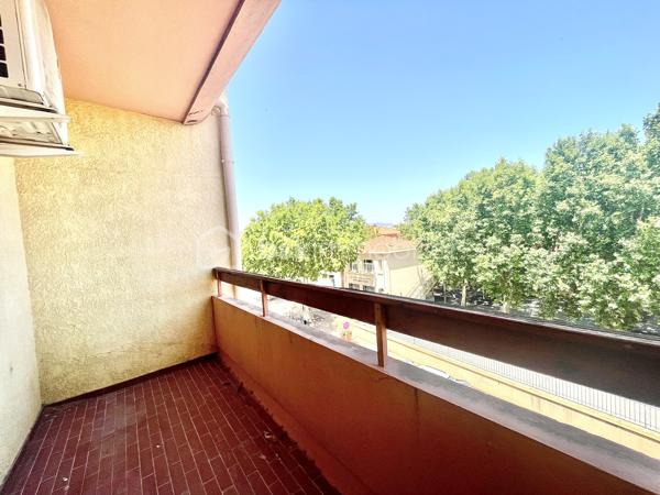 Situé au 3ᵉ étage d’une résidence avec ascenseur, cet appartement traversant bénéficie d’une belle luminosité tout au long de la journée et d’une agréable vue dégagée.

Idéalement situé à proximité des écoles primaires et des commodités, il se compose d’une pièce de vie confortable avec sa cuisine équipée, ouvrant sur une terrasse d’environ 5 m² offrant une vue dégagée, d’une chambre avec placard intégré ainsi que d’une salle d’eau fonctionnelle.

Vous apprécierez son parquet présent dans l’ensemble de l’appartement, sa climatisation, ses rangements et son excellent état général. Aucun travaux n’est à prévoir, vous n’avez plus qu’à poser vos valises.

Que vous soyez à la recherche de votre première résidence principale ou d’un investissement locatif, ce bien représente une belle opportunité sur le secteur.

À découvrir sans tarder !