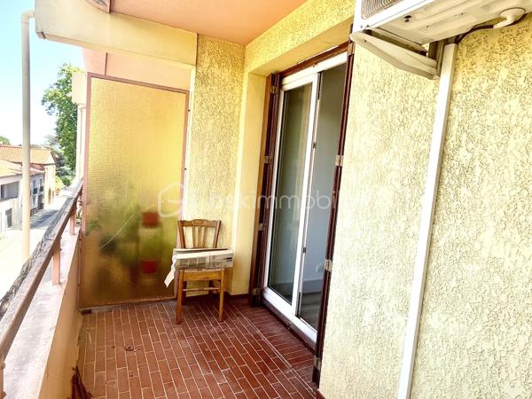 Situé au 3ᵉ étage d’une résidence avec ascenseur, cet appartement traversant bénéficie d’une belle luminosité tout au long de la journée et d’une agréable vue dégagée.

Idéalement situé à proximité des écoles primaires et des commodités, il se compose d’une pièce de vie confortable avec sa cuisine équipée, ouvrant sur une terrasse d’environ 5 m² offrant une vue dégagée, d’une chambre avec placard intégré ainsi que d’une salle d’eau fonctionnelle.

Vous apprécierez son parquet présent dans l’ensemble de l’appartement, sa climatisation, ses rangements et son excellent état général. Aucun travaux n’est à prévoir, vous n’avez plus qu’à poser vos valises.

Que vous soyez à la recherche de votre première résidence principale ou d’un investissement locatif, ce bien représente une belle opportunité sur le secteur.

À découvrir sans tarder !